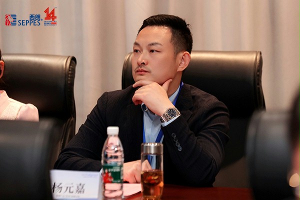 西朗门业董事长杨元嘉在座谈会活动现场 西朗门业董事长杨元嘉在座谈会活动现场