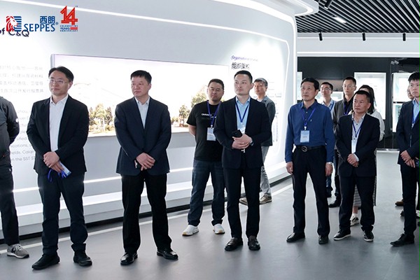 灿勤科技董事长朱田中与西朗门业董事长杨元嘉等企业家在展厅交流 灿勤科技董事长朱田中与西朗门业董事长杨元嘉等企业家在展厅交流