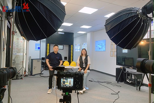 西朗门业董事长杨元嘉接受阿里巴巴国际站采访现场 西朗门业董事长杨元嘉接受阿里巴巴国际站采访现场