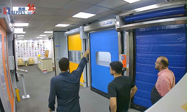 国外客户来访西朗门业参观工业门展厅