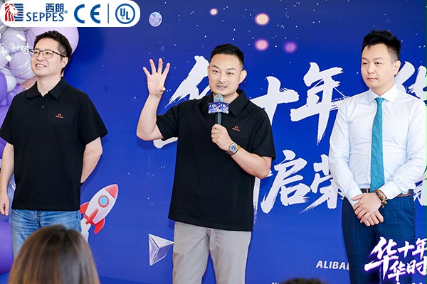 西朗门业董事长杨元嘉在乔迁仪式上致辞 西朗门业董事长杨元嘉在乔迁仪式上致辞