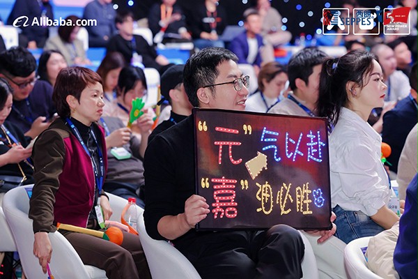 后援团举出“元气以赴,嘉油必胜”的牌子为杨元嘉加油鼓劲 后援团举出“元气以赴,嘉油必胜”的牌子为杨元嘉加油鼓劲