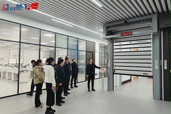 西朗门业董事长杨元嘉为领导们演示高端工业门产品在工业物联网中的应用
