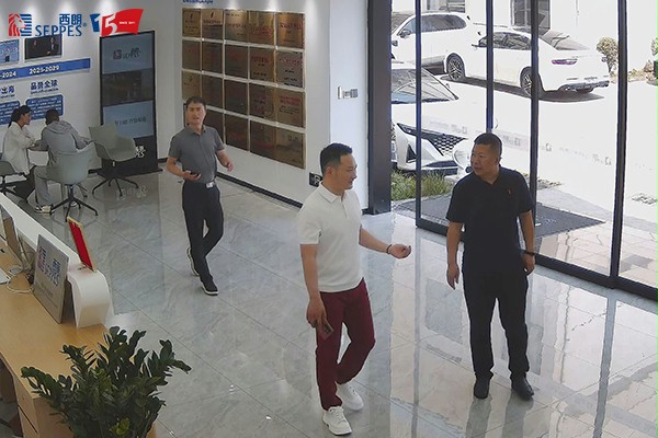 苏州市吴中区社会工作部王光玉部长听取西朗门业董事长杨元嘉讲解企业展厅