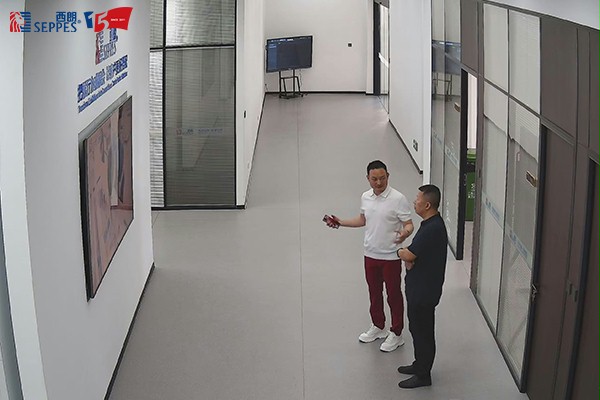 苏州市吴中区社会工作部王光玉部长听取西朗门业董事长杨元嘉关于支部党建工作汇报