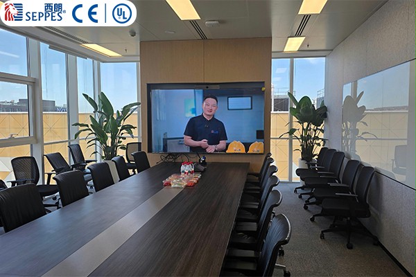 杨元嘉董事长接受采访的视频在阿里巴巴国际站办公区播放 杨元嘉董事长接受采访的视频在阿里巴巴国际站办公区播放