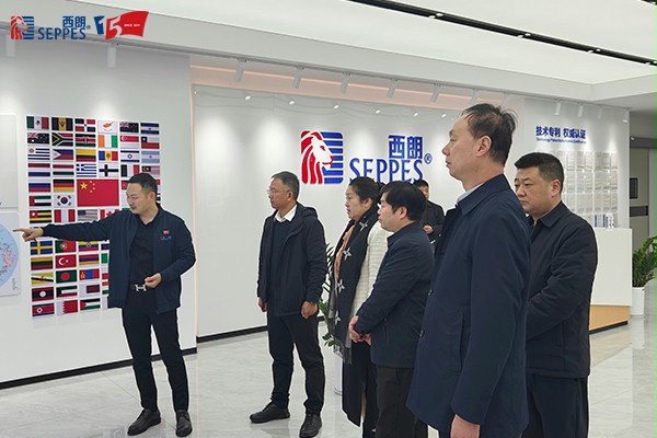 杨元嘉董事长向来宾们介绍西朗门业企业文化展厅