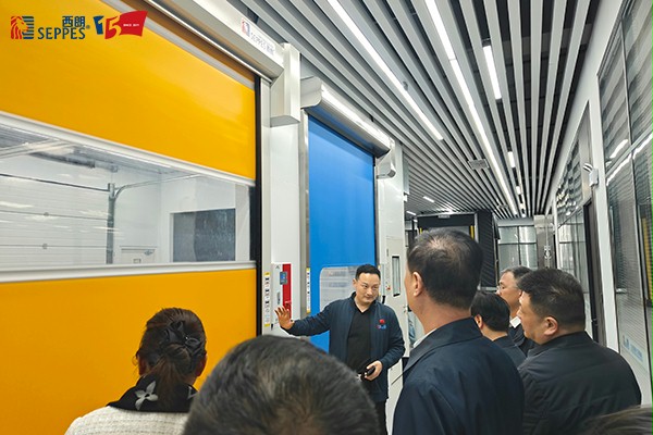 杨元嘉董事长演示讲解快速门等产品